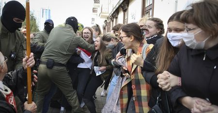 Białoruś. Milicja brutalnie rozbiła pochód kobiet w Mińsku