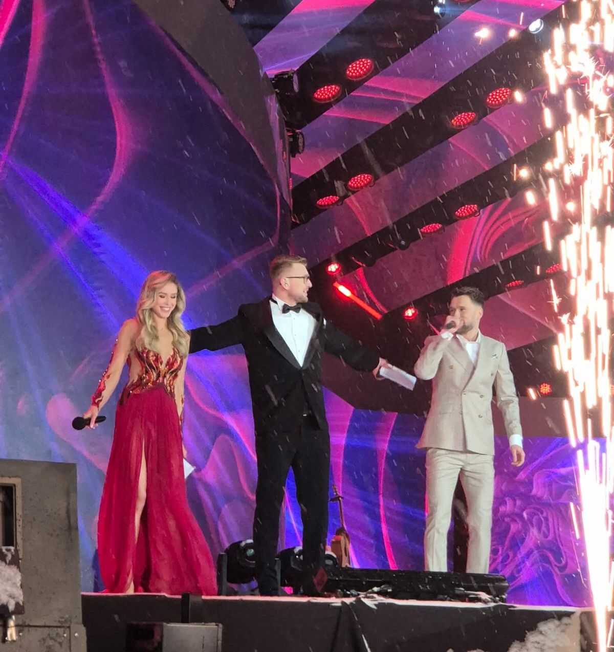 Ośnieżona scena na sylwestrze Republiki