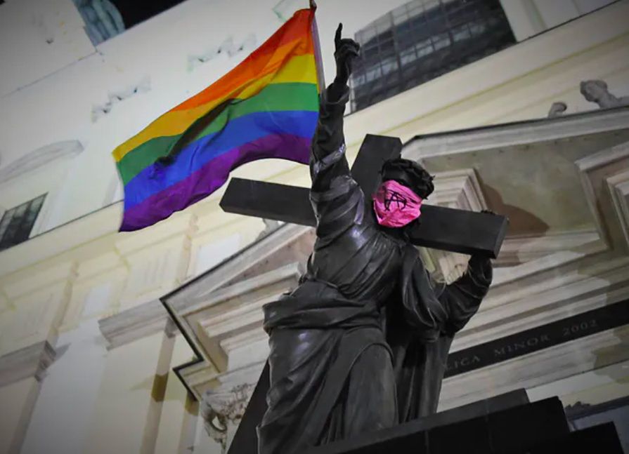 Warszawa. Akt oskarżenia w sprawie wywieszenia tęczowej flagi na posągu Chrystusa trafił do sądu