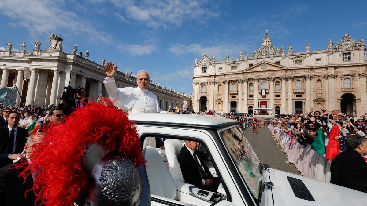 Papież Leon XIV w papamobile