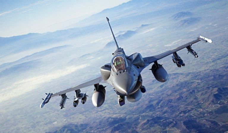 F-16 ma 11 węzłów podwieszeń na uzbrojenie i może przenosić konforemne zbiorniki paliwa.
