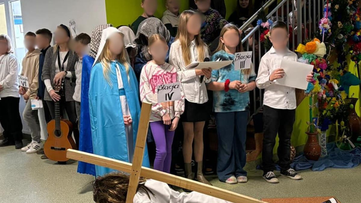 Inscenizacja z ukrzyżowania Jezusa podczas rekolekcji w jednej ze szkół