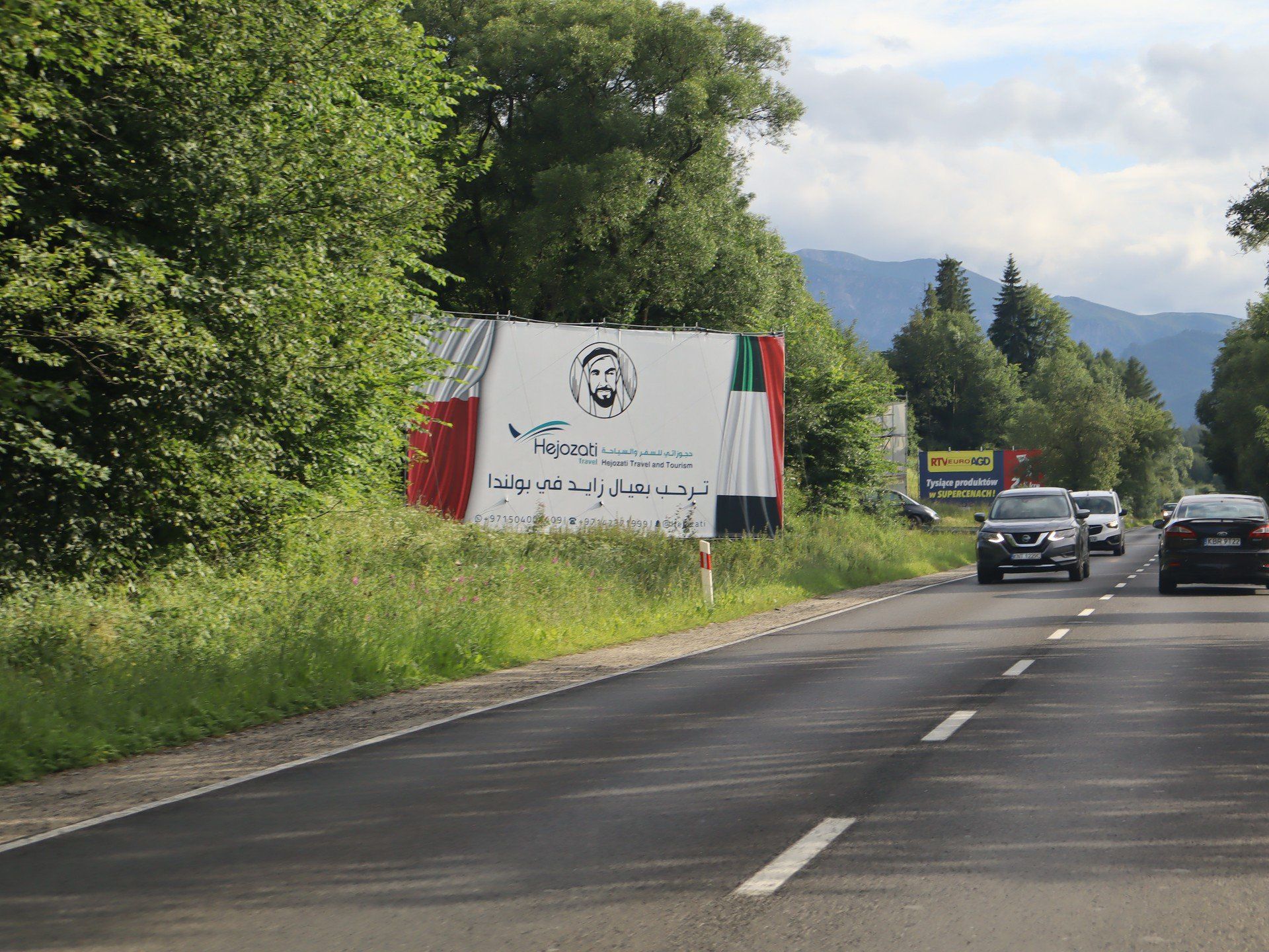 Arabski banner przy wjeździe do Zakopanego