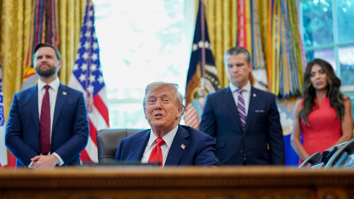(L-R) US Vice President JD Vance, US President Donald Trump, Pete Hegseth, US secretary of defense, and Kristi Noem, secretary of the US Department of Homeland Security (DHS), during an executive order signing in the Oval Office of the White House in Washington, DC, USA, 25 August 2025. US President Donald Trump is signing two executive orders aiming to end cashless bail in Washington and nationwide, marking the latest move in the administration's agenda to crack down on crime. EPA/AL DRAGO / POOL Dostawca: PAP/EPA.