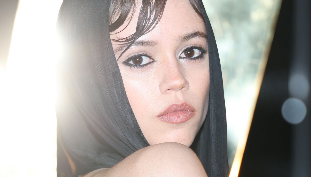 Jenna Ortega w eleganckiej czerni. Gwiazda Netfliksa paradowała w ekstrawaganckiej sukni