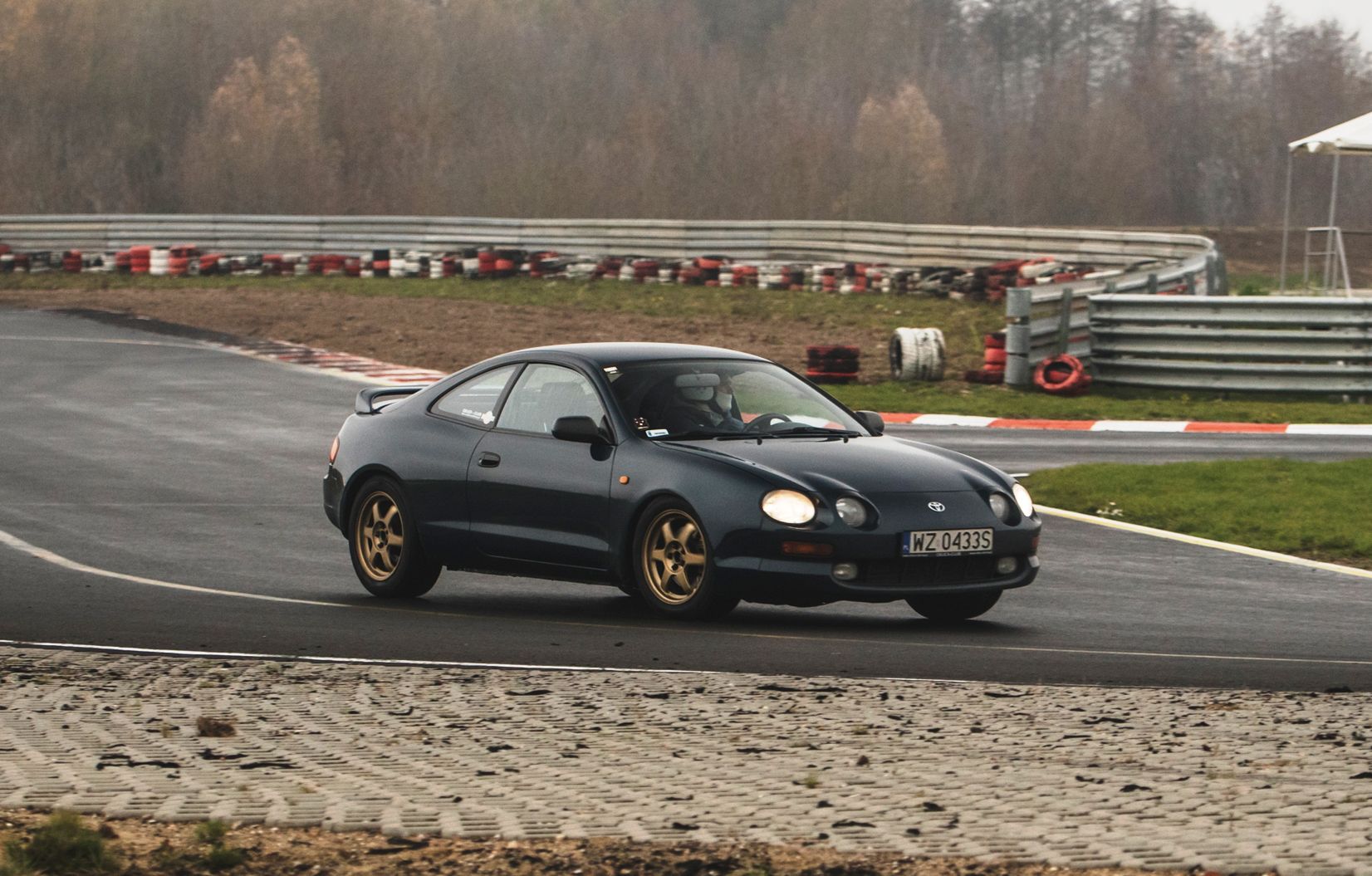 Seryjne auto z usprawnionymi hamulcami to wszystko, czego trzeba na track day czy KJS. Oczywiście każdy chce trochę stuningować własne auto, ale nie zawsze się to opłaca.