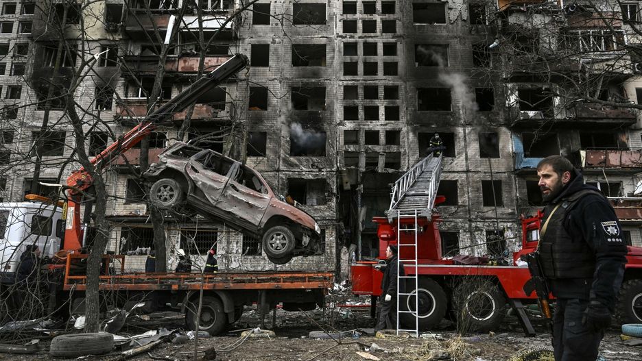 Wojna w Ukrainie - ostrzelany blok w Kijowie
TOPSHOT - A crane removes a ruined car from in front of a destroyed apartment building after it was shelled in the northwestern Obolon district of Kyiv on March 14, 2022. - Two people were killed on March 14, 2022, as various neighbourhoods of the Ukraine capital Kyiv came under shelling and missile attacks, city officials said, after the Russia's military invaded the Ukraine on February 24, 2022. (Photo by Aris Messinis / AFP)
ARIS MESSINIS