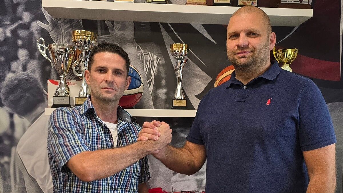 z lewej Mariusz Kaźmierczak, z prawej Arkadiusz Pelczar