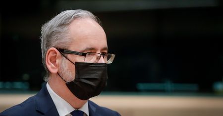 Nowe obostrzenia. Minister ogłosił ostrzejsze restrykcje i obowiązkowe szczepienia na COVID-19 dla trzech grup zawodowych