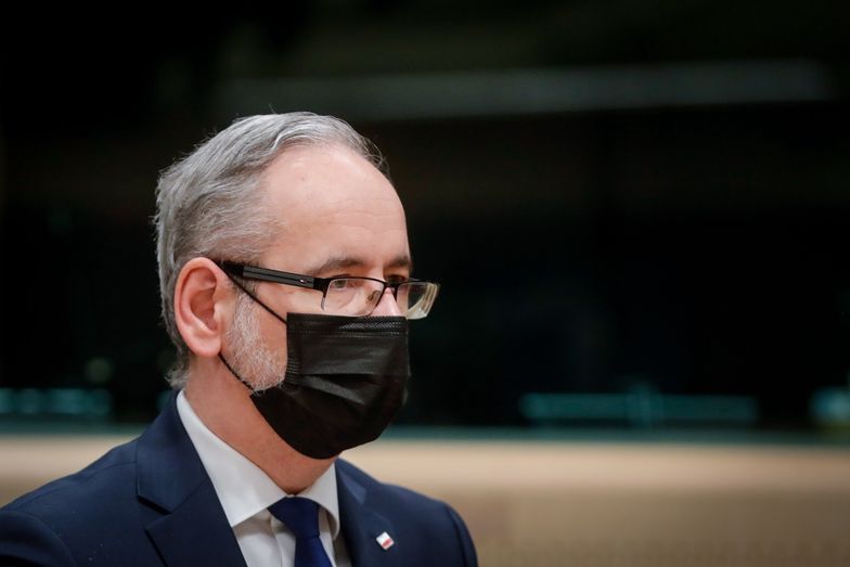 Minister zdrowia Adam Niedzielski ogłosił zaostrzenie obostrzeń pandemicznych. 