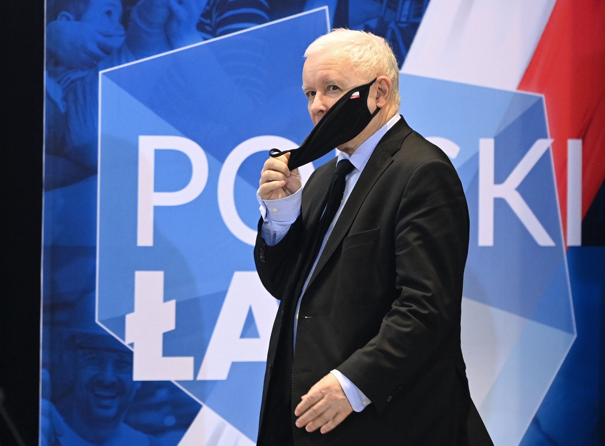 Rypin, 11.07.2021. Prezes PiS, wicepremier Jarosław Kaczyński podczas spotkania z mieszkańcami, 11 bm. w Domu Kultury w Rypinie. W trakcie wystąpienia Jarosław Kaczyński zaprezentował założenia programu "Polski Ład". (jm) PAP/Paweł Skraba