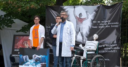 Protest medyków. Rozmowy trwają, ale bez lekarzy z białego miasteczka