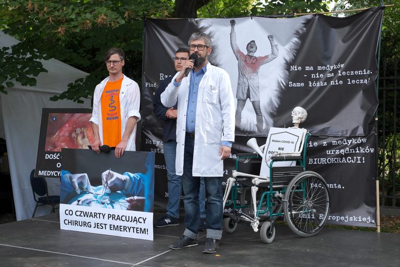 Warszawa, 14.09.2021. Szef Porozumienia Rezydentów OZZL Krzysztof Hałabuz (C) podczas kolejnego dnia protestu pracowników ochrony zdrowia w tzw. "białym miasteczku" przed siedzibą Kancelarii Prezesa Rady Ministrów w Warszawie, 14 bm. Protestujący domagają się między innymi wyższych zarobków i lepszych warunków pracy oraz zmian w systemie ochrony zdrowia. (aldg) PAP/Mateusz Marek