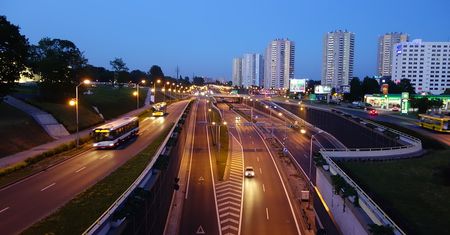 Obowiązkowe systemy w aucie – w czym wyręczą kierowcę?