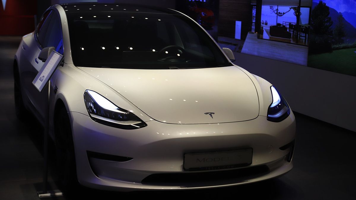 Tesla wstrzymuje produkcję.