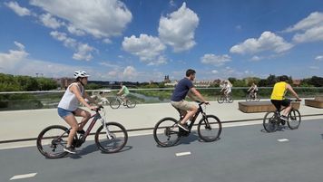 40 stopni i rower? Sportowcy nie odpuszczają, ale eksperci z elektrycznekolo.pl ostrzegają: organizm ma swoje granice