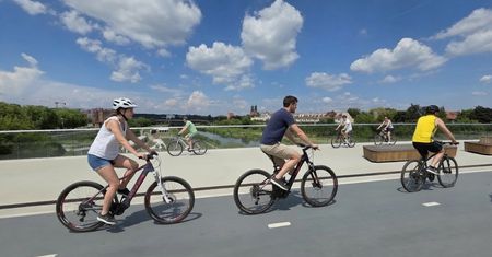 40 stopni i rower? Sportowcy nie odpuszczają, ale eksperci z elektrycznekolo.pl ostrzegają: organizm ma swoje granice
