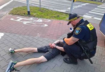 Poznań. Szedł pijany z dzieckiem w wózku. Na słowo policja stał się agresywny