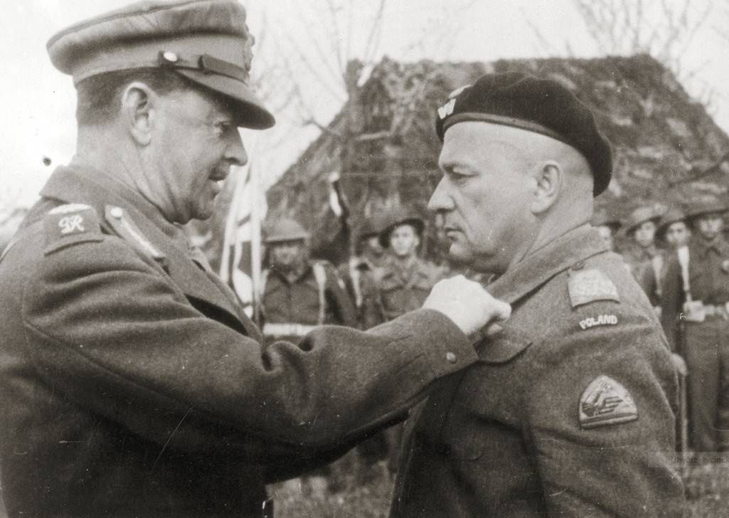 Gen. Harold Alexander dekoruje gen. Bronisława Rakowskiego po bitwie o Ankonę