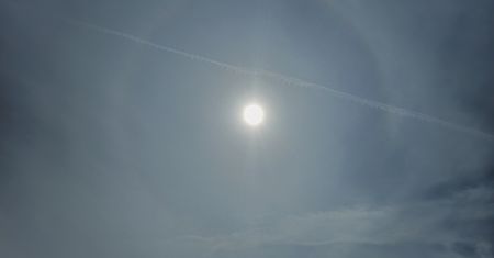 Spójrzcie na niebo! Nad Lublinem widać niezwykłe zjawisko. Czy to zapowiedź zmiany pogody?
