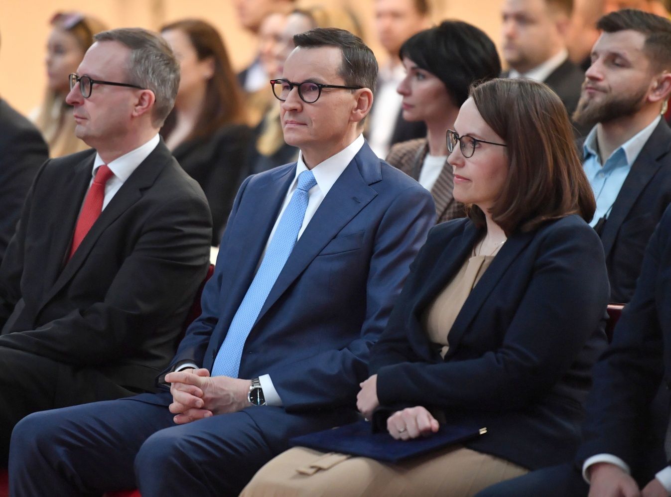 Mateusz Morawiecki, Magdalena Rzeczkowska
Warszawa, 06.03.2023. Premier Mateusz Morawiecki (2P) i minister finans�w Magdalena Rzeczkowska (P) podczas konferencji "Stabilne finanse publiczne w niestabilnych czasach", 6 bm. na stadionie PGE Narodowy w Warszawie. (mr) PAP/Radek Pietruszka
Radek Pietruszka
czasy, finanse publiczne, finans�w, konferencja, MINISTER, niestabilne, polityk, polityka, premier, stabilne, Stabilne finanse publiczne w niestabilnych czasach, wyst�pienie