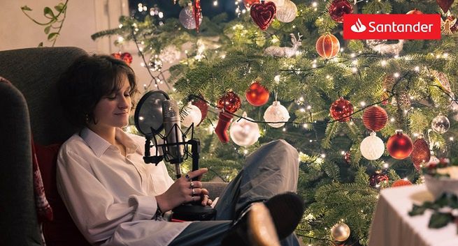 Dobre prezenty w świątecznej reklamie banku Santander
