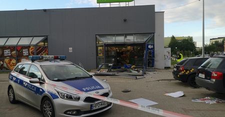 Wybuch w środku nocy. Nieznani sprawcy wysadzili bankomat. Na miejscu pracują policjanci