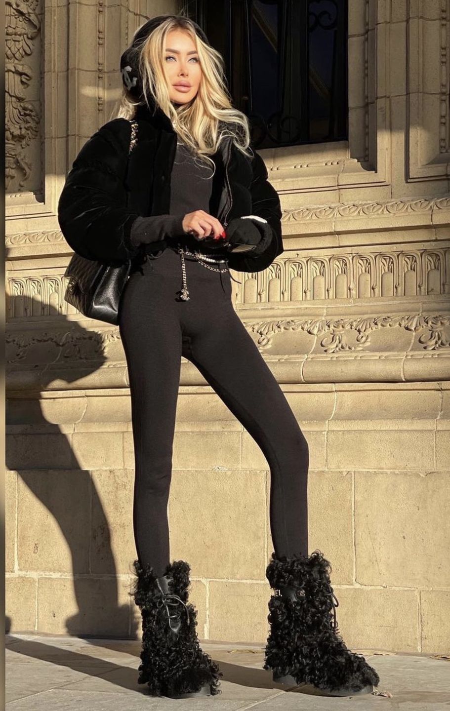 Dziewczyna miliardera Julia Dybowska hasa po Londynie we WŁOCHATYCH "kopytkach" do Chanel