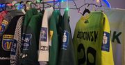 Kolekcjonerskie perełki z szatni Warty Poznań. Klub wystawia unikatowe koszulki na świątecznym kiermaszu na Wildzie