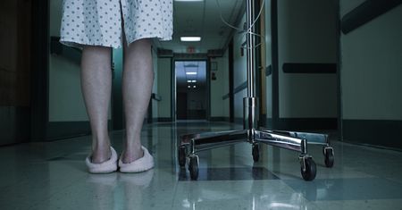 Wycięli jej macicę, uszkodzili jelito. "Cud, że w ogóle pani przeżyła"