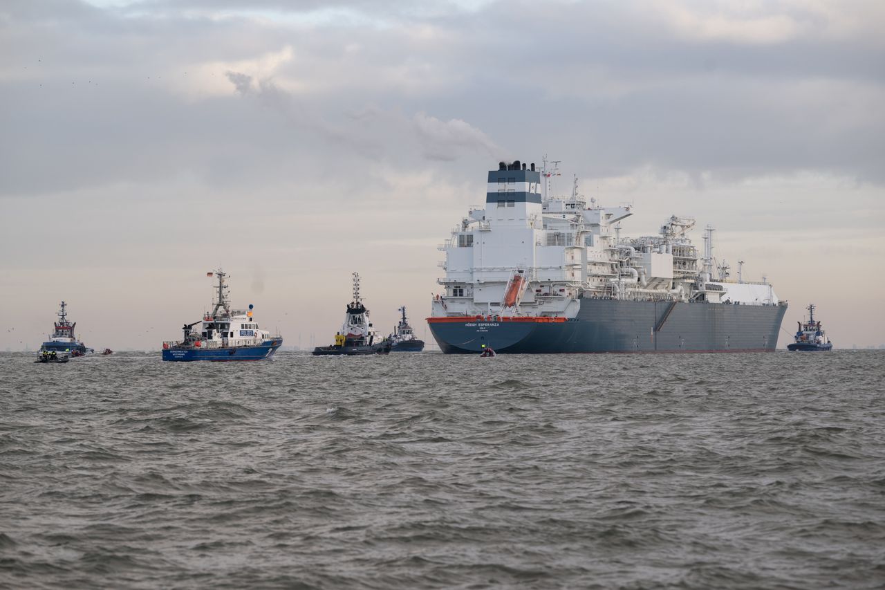 EU plans new sanctions to block Russian LNG trade through ports