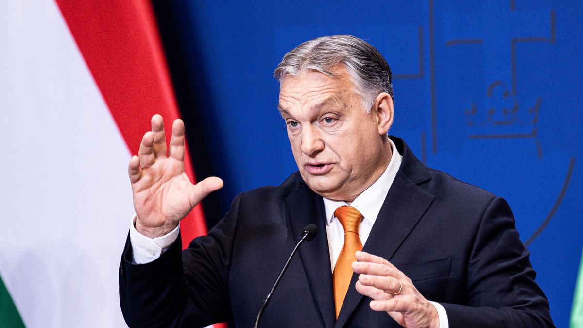 Na zdjęciu Viktor Orban na konferencji prasowej. Za jego plecami flaga Węgier