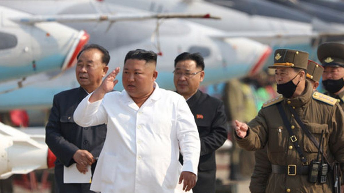 Kim Dzong Un zapadł się pod ziemię. Jego rodacy wykupują towary ze sklepów.