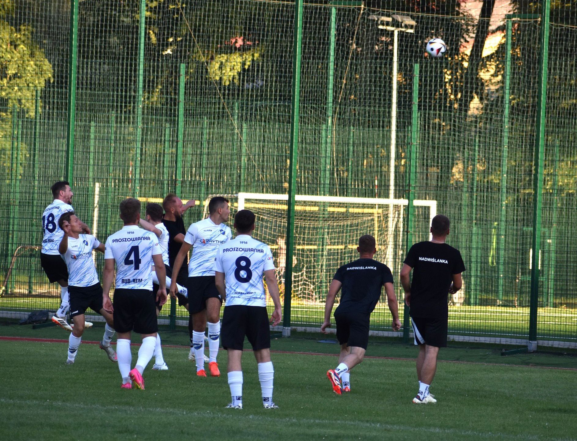 Proszowianka (białe stroje) pokonała w meczu kontrolnym Nadwiślankę Nowe Brzesko 4:2