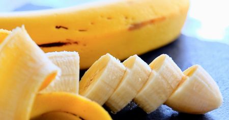 Nie wyrzucaj skórek od bananów. Tak przydadzą się przy sprzątaniu