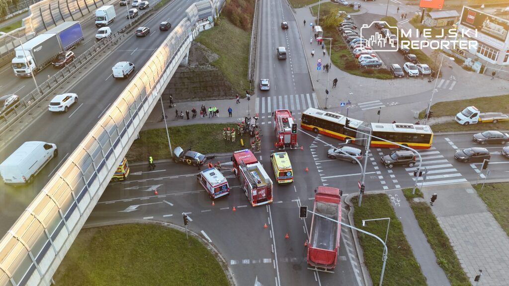 Wielu ratowników i pojazdów strażackich interweniuje na skrzyżowaniu, gdzie doszło do wypadku.