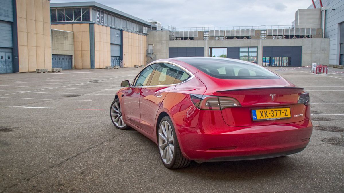 Tesla 3 okazuje się prawdziwym hitem amerykańskiej marki