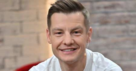 Rafał Mroczek chwali się NOWYM DOMEM i pozuje na jego tle z żoną. "Czeka nas remont"