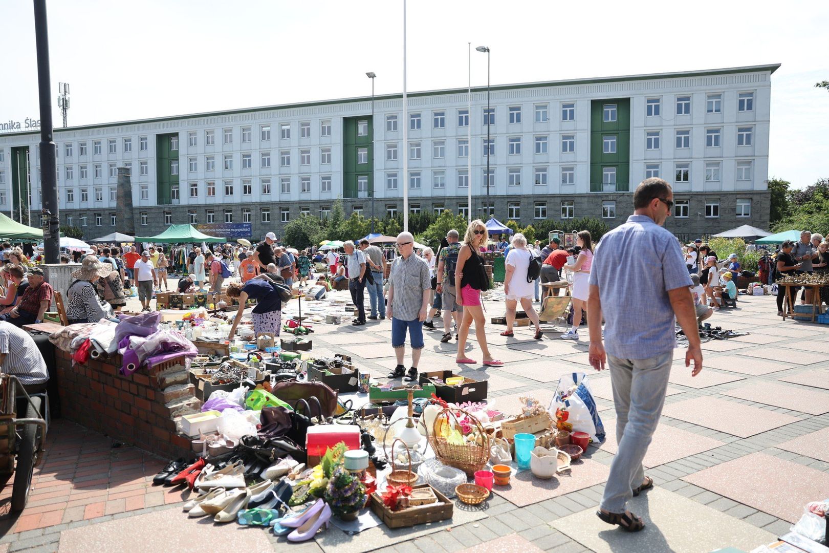 Plac Krakowski służy różnym celom, od sylwestrowej zabawy po wyprzedaż garażową