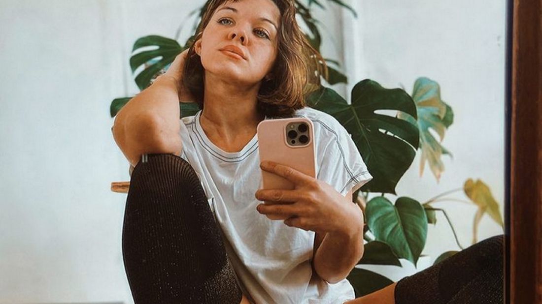 Feministka pozująca z podpaską