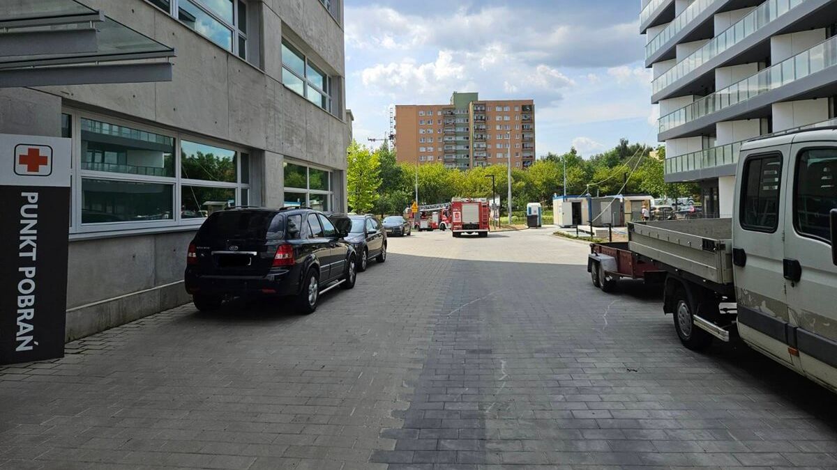 Interwencja straży pożarnej w biurowcu przy ul. Chodźki 10a