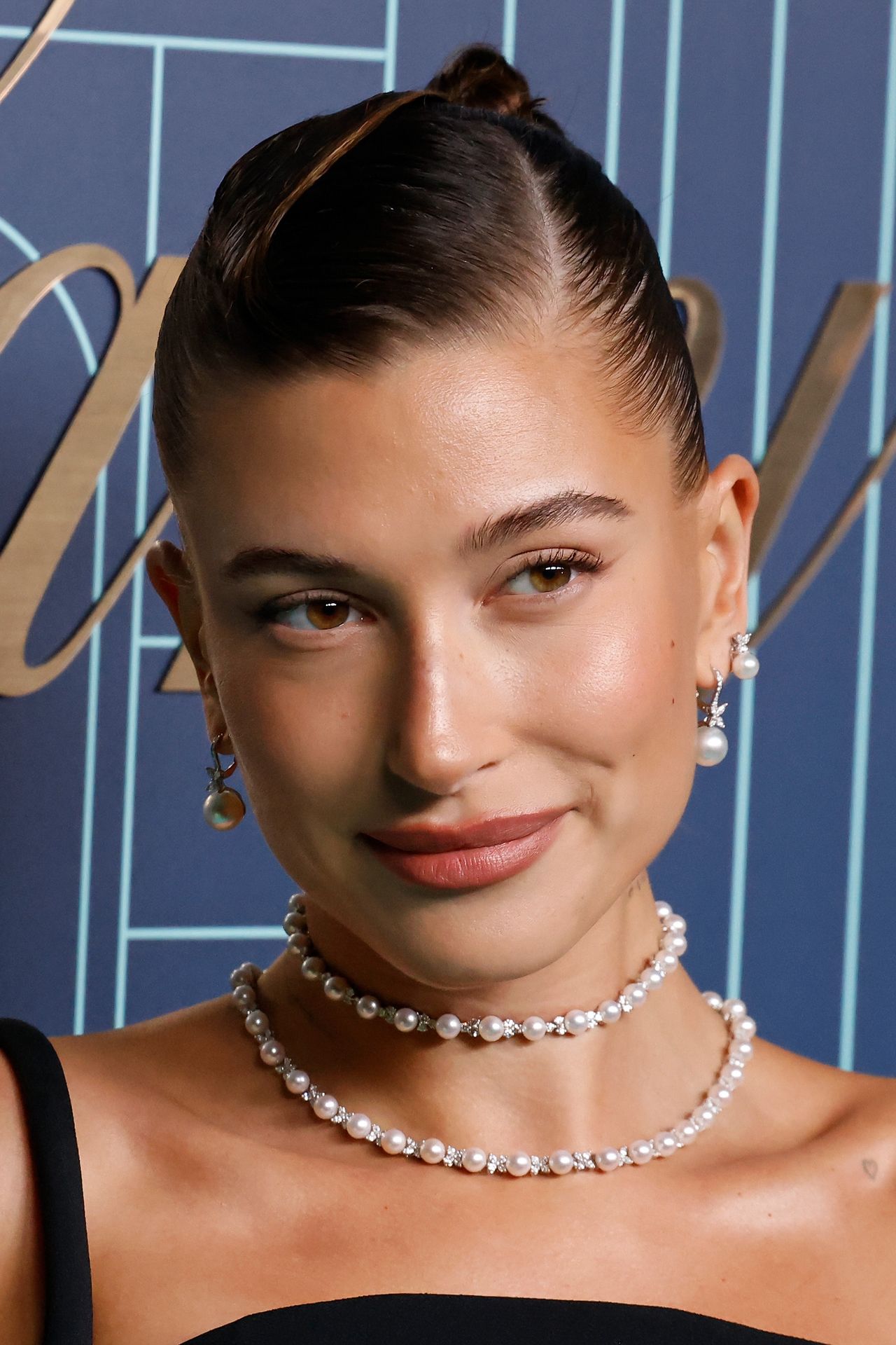 Gładko zaczesane włosy u Hailey Bieber