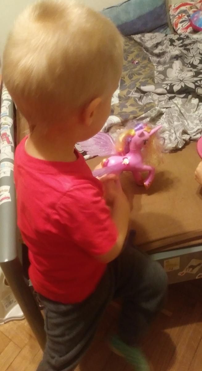 Chłopcy też lubią bawić się lalkami i kucykami pony