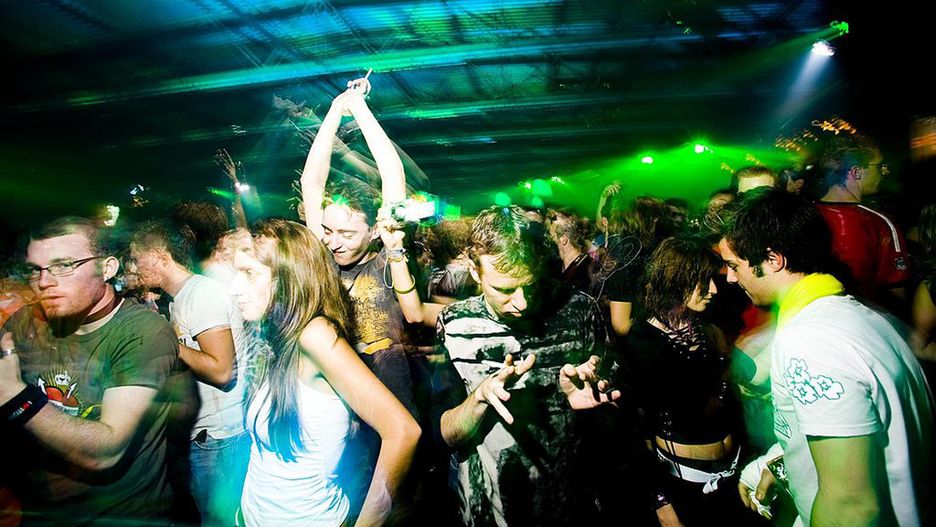 DJ Bella Stella poszła na imprezę na 70 osób. Wróciła z koronawirusem 