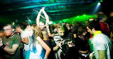 DJ Bella Stella poszła na imprezę na 70 osób. Wróciła z koronawirusem