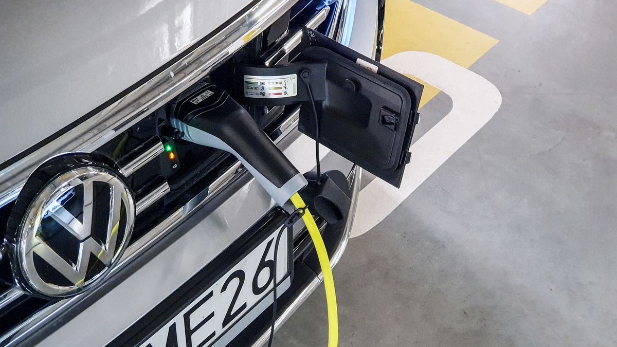 Tak duże dopłaty do samochodów elektrycznych i hybrydowych mają wymusić przesiadkę kierowców z tradycyjnych aut, ale często nie są wystarczające.