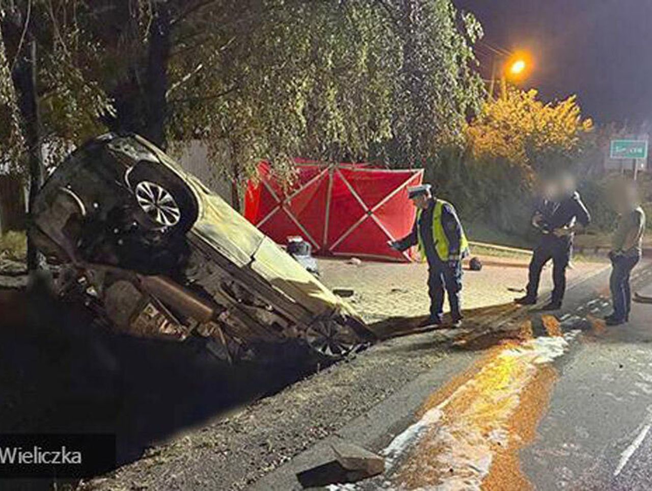 Wieliczka: Przerażający wypadek. Samochód uderzył w przepust i stanął w ogniu