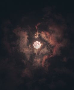 Pełnia Księżyca w kwietniu 2023. Nadchodzi Różowy Księżyc