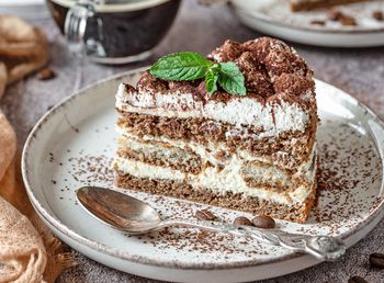 Ten torcik à la tiramisu to absolutny hit! Rozpływa się w ustach i zachwyci każdego gościa