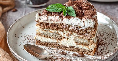 Ten torcik à la tiramisu to absolutny hit! Rozpływa się w ustach i zachwyci każdego gościa